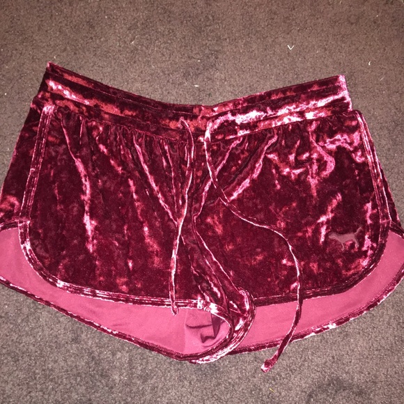 A pair of velvet shorts - Picture 1 of 3